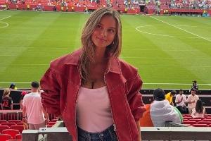 德国赛事最美风景:胡梅尔斯女友助威,高颜值、好身材引关注