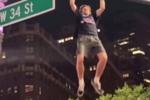 这臂力有点牛了！纽约街头一名球迷在空中做引体向上庆祝！