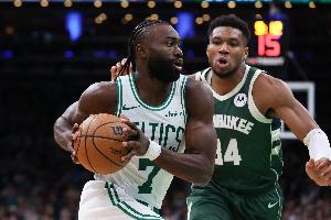 名记称:绿军27号选秀权不符合雄鹿要求,寻求第三方交易以获取首轮签