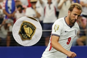 2018世界杯金靴得主！凯恩身着FIFA官方定制臂章