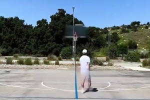 牛！这人投篮全程无半点特效 各类超高难度投篮全都稳稳命中