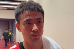 赵继伟脚扭伤，重返赛场后仍感不适，问题应不严重