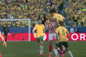 澳大利亚球员顶肘击中对手颈部，巴拉圭教练表示不满，裁判未出示黄牌