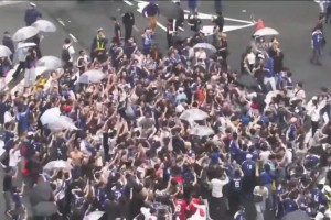 震撼！得知日本队绝平后，涩谷十字路口的上班族们陷入疯狂！
