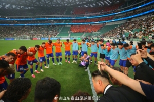 山东泰山客场以0-2负于北京国安，全体球员咬紧牙关坚持抵抗