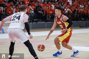 效率低！贺希宁15投5中仅得12分1篮板2助攻，下半场得分仅2分