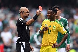 科贝：南非中场特姆巴·兹瓦内因首轮染红遭FIFA禁赛三场