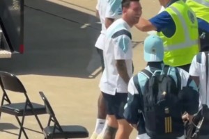 罗梅罗过安检被没收打火机逗乐梅西