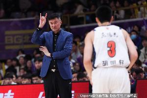 解说：杜锋身兼多职且权力欲强，常无法全程负责训练